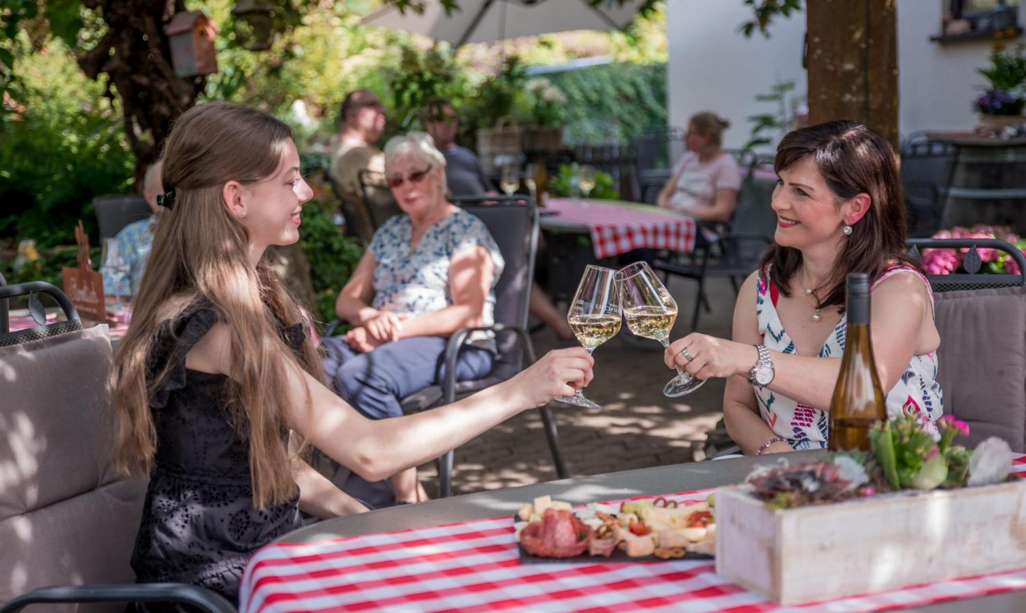 Weingut Erich Serwazi Hotel Mesenich Luaran gambar